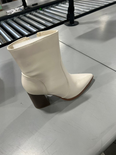 GENERIC WOMENS POINTED TOE HIGH HEELS WHITE WINTER SIZE: WOMEN 7 - WHITE