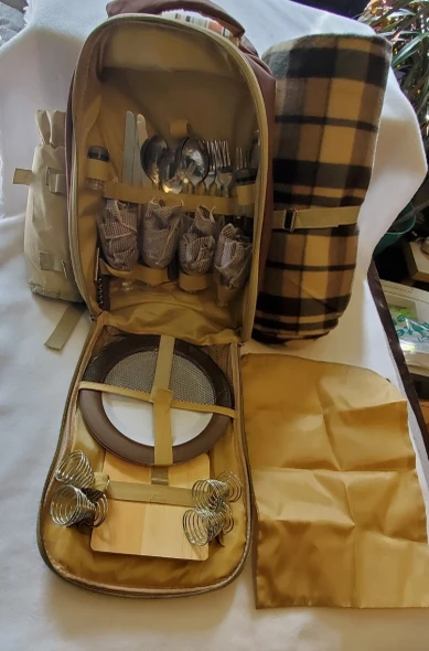 KITCHEN SUPREME PICNIC 4 PERSON PICNIC BACKPACK WINE HOLDERS - BEIGE