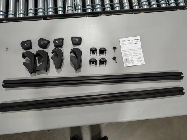 OMTEC CARRYTEC 47IN UNIVERSAL LOCKABLE ROOF RACK BOLD-BAR V1 BLACK