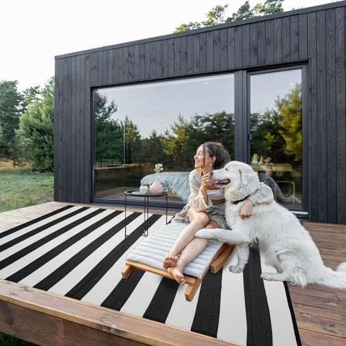 Strickland Home Outdoor Rug 6 x9 ft, Plastic Rug for Patio, Black & White New