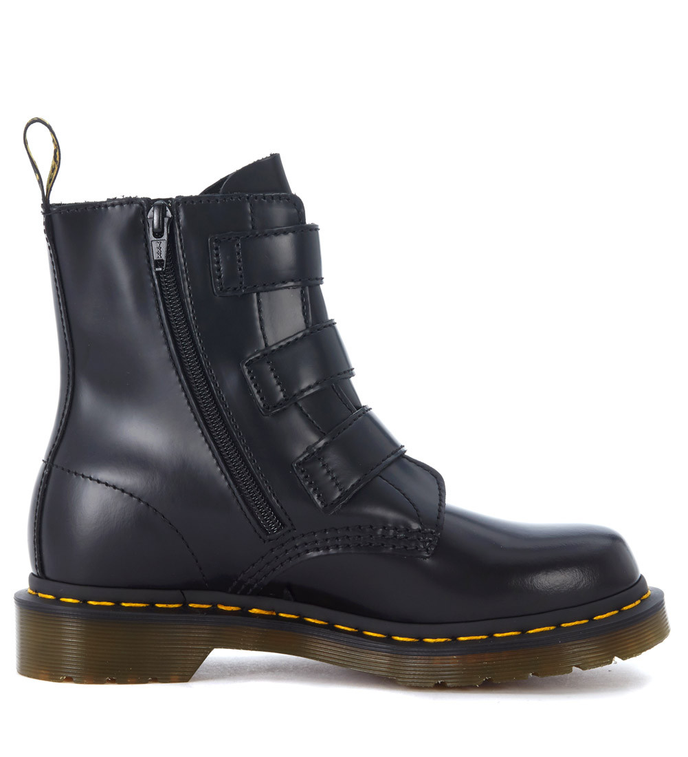 Dr. Martens Combat boot in black leather with straps and a zipper