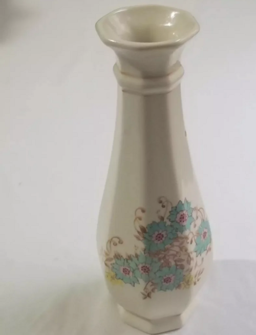 main photo of the vase