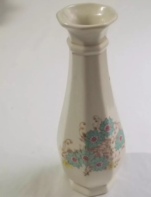 main photo of the vase main photo of the vase