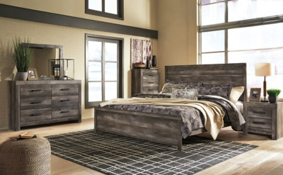 Ashley Wynnlow Gray King Panel Bed with Mirrored Dresser, Chest and 2 Nightstands
