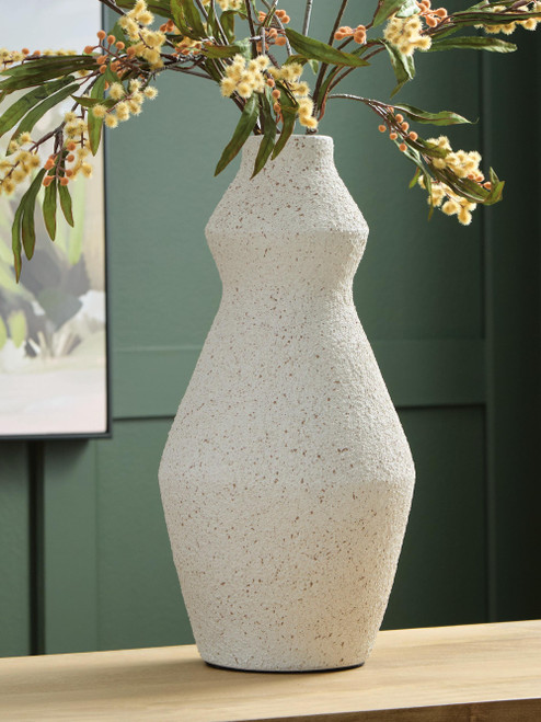 Ashley Dawthorne Cream Vase A2000851