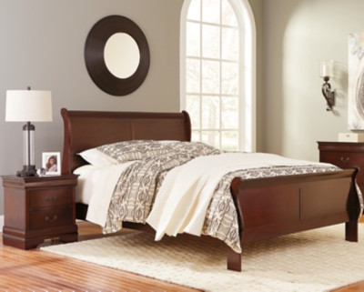 Ashley Alisdair Reddish Brown Queen Sleigh Bed with 2 Nightstands