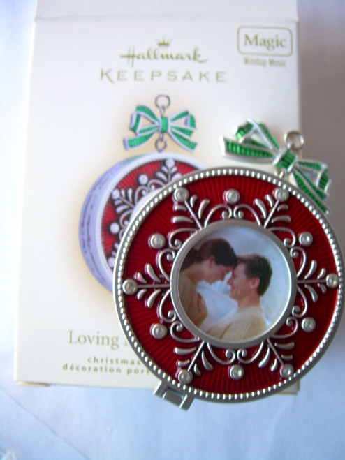 1 X 2007 Hallmark Ornament Loving Memory Locket