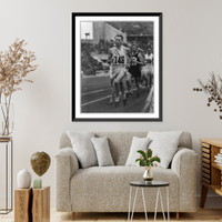 Glenn Cunningham, USA-fuhrt vor John Lovelock, Neuseeland, dem Sieger im 1500m Lauf, Historic Print