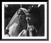 Black & White Photo - Japanerinnen beobachten den Kamph ihrer Landsleute