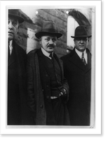 Hans Schwartz, three-quarter length portrait, standing, facing slightly right, with two detectives on way to court, New Jersey, Antique Print