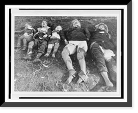 Nahaufnahme von den beiden Frauen und den drei Kindern Aufnahme in Hause Jodeit, Metgethen, Horst Wesselweg 23. Auch diese Aufnahme zeigt typische Merkmale der Vergewaltigung. Heritage Wall Art Pri