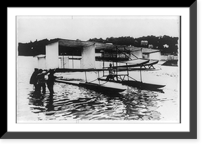 G. Voisin, sur planeur Archdeacon, remorqu&eacute; par La Rapi&egrave;re. Vole 150 m. a 15 m. de haut Classic, Vintage Poster