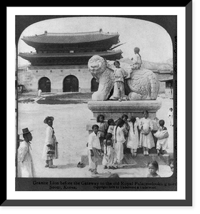Black & White Photo - Granite lion before the gateway to the old Royal