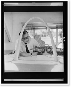 Black & White Photo - St. Louis - Eero Saarinen posed by a model