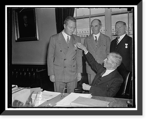 Navy secretary presents medal to Rear Admiral Richard E. Byrd. Washington, D.C., Oct. 15. Rear Admiral Richard E. Byrd, U.S.N. Classic, Vintage Print