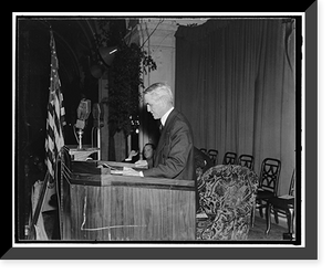 Senator addresses Jewish Congress. Washington, D.C., Nov. 29. Senator Capper, Republican of Kansas, speaking before the American Jewish Congress during its two-day meeting here at the Willard Hotel