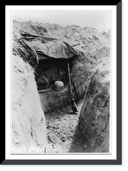 Stahlhelm und Gewehr Griffbereit, Antique Wall Art
