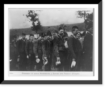 Historic Framed Print, Prisonniers de guerre Mont&eacute;n&eacute;grins &agrave; Somoya pr&egrave;s Pozsonyi (Hongrie),  17-7/8" x 21-7/8"