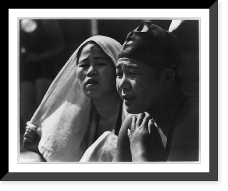 Black & White Photo - Japanerinnen beobachten den Kamph ihrer Landsleute