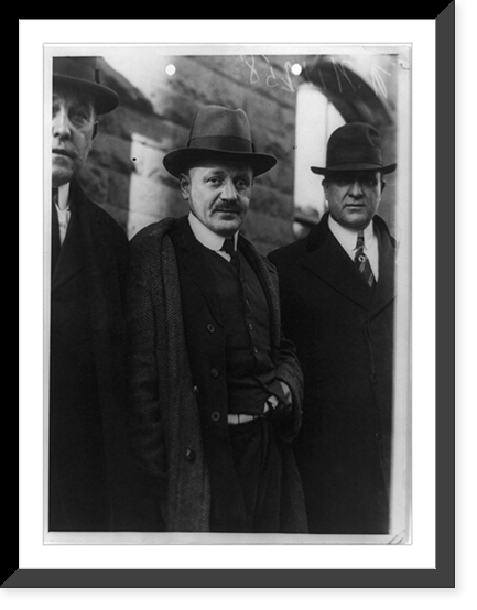 Hans Schwartz, three-quarter length portrait, standing, facing slightly right, with two detectives on way to court, New Jersey, Antique Print