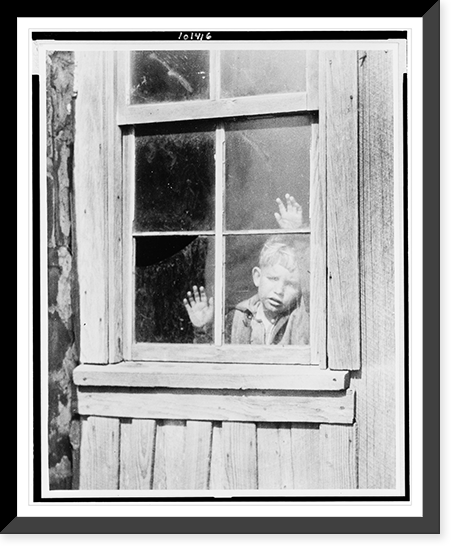 Waiting for pappy to come home with something to eat. Another of the children of the war veterans, living in the foot-hills of the Ozarks, in Arkansas, who lost all of his foodstuffs in the drought