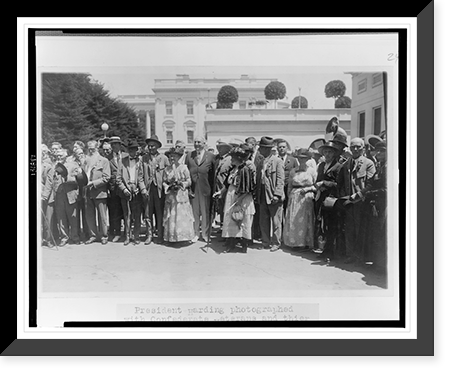 President Harding photographed with Confederate veterans and their wives who called at the White House today, Vintage Poster