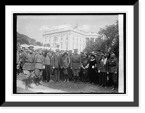 Historic Framed Print, Coolidge with members [of] Military Order of World War, 10/4/23,  17-7/8" x 21-7/8"