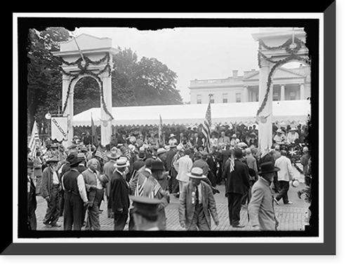 Historic Framed Print, CONFEDERATE REUNION. PRESIDENT AND MRS. WILSON; MARSHALL, ETC. REVIEWING PARADE FROM STAND AT WHITE HOUSE - 2,  17-7/8" x 21-7/8"