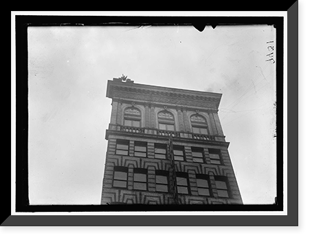 REYNOLDS, J., PERFORMING ACROBATIC AND BALANCING ACTS ON HIGH CORNICE ABOVE 9TH STREET, N.W. - 4 Classic, Antique Poster