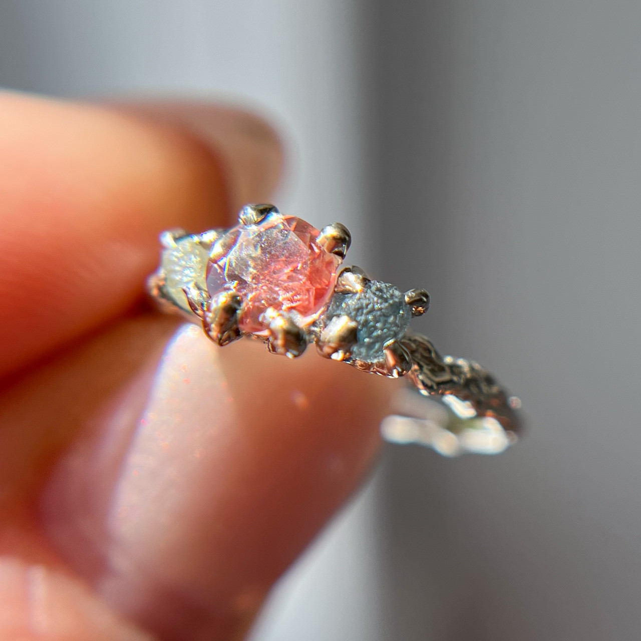 14K デザインリング ストーン3個付き 3 Stone Engagement Ring with Side Stones - Sunstone & Sapphire