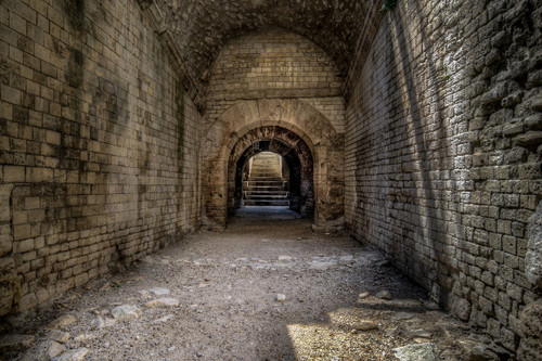 The mouldy scent of neglected, underground tunnels, where the stones are wet and cold to touch. This aroma is not uncommon at old forts and castles.
