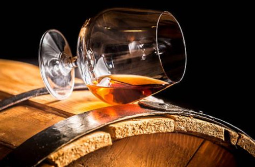 A sweet and nutty aroma with a distinctly alcoholic overtone. Brandy is a strong scent and holds hints of woody flavours.