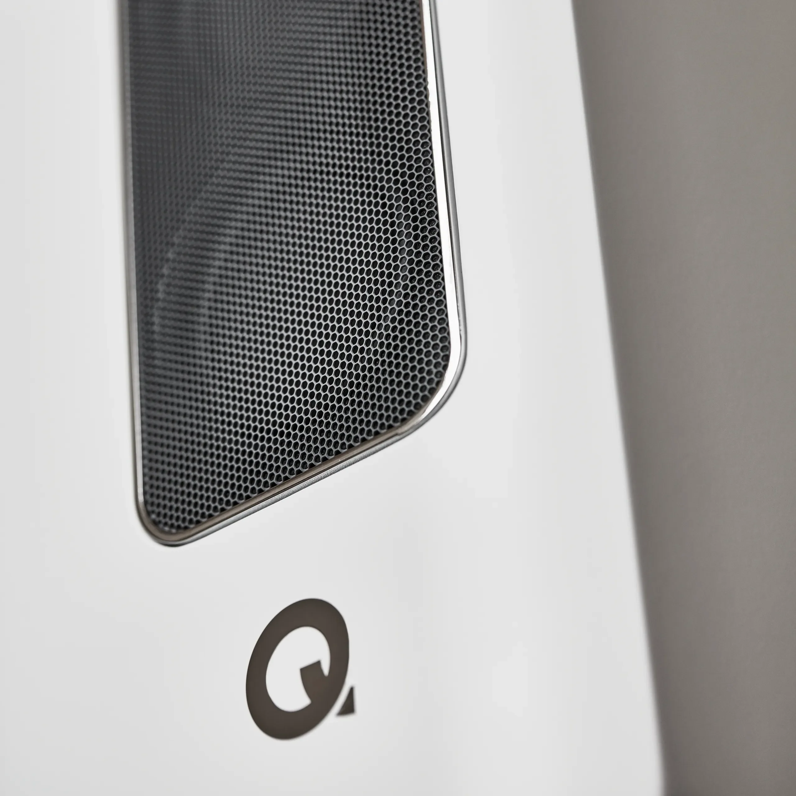 Q Active 400 White speakers in home setup