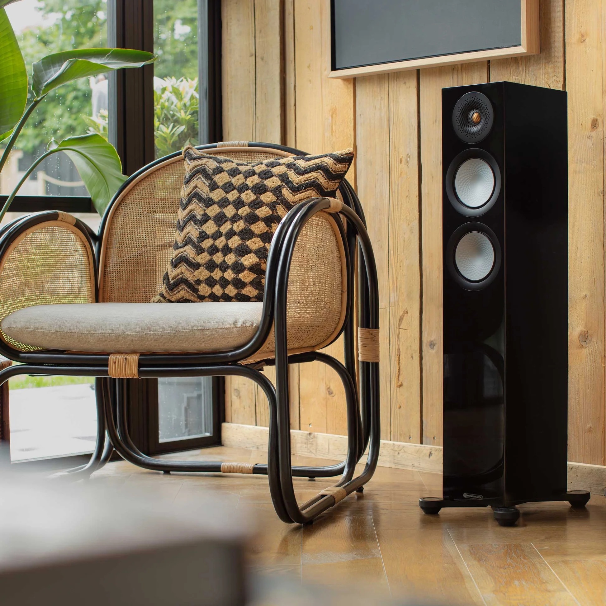 Monitor Audio Silver 200 7G Black Oak finish detail