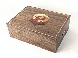 Player's kit for TTRPGs with a flame in a D20 marquetry lid design. Player's kit for TTRPGs with a flame in a D20 marquetry lid design.
