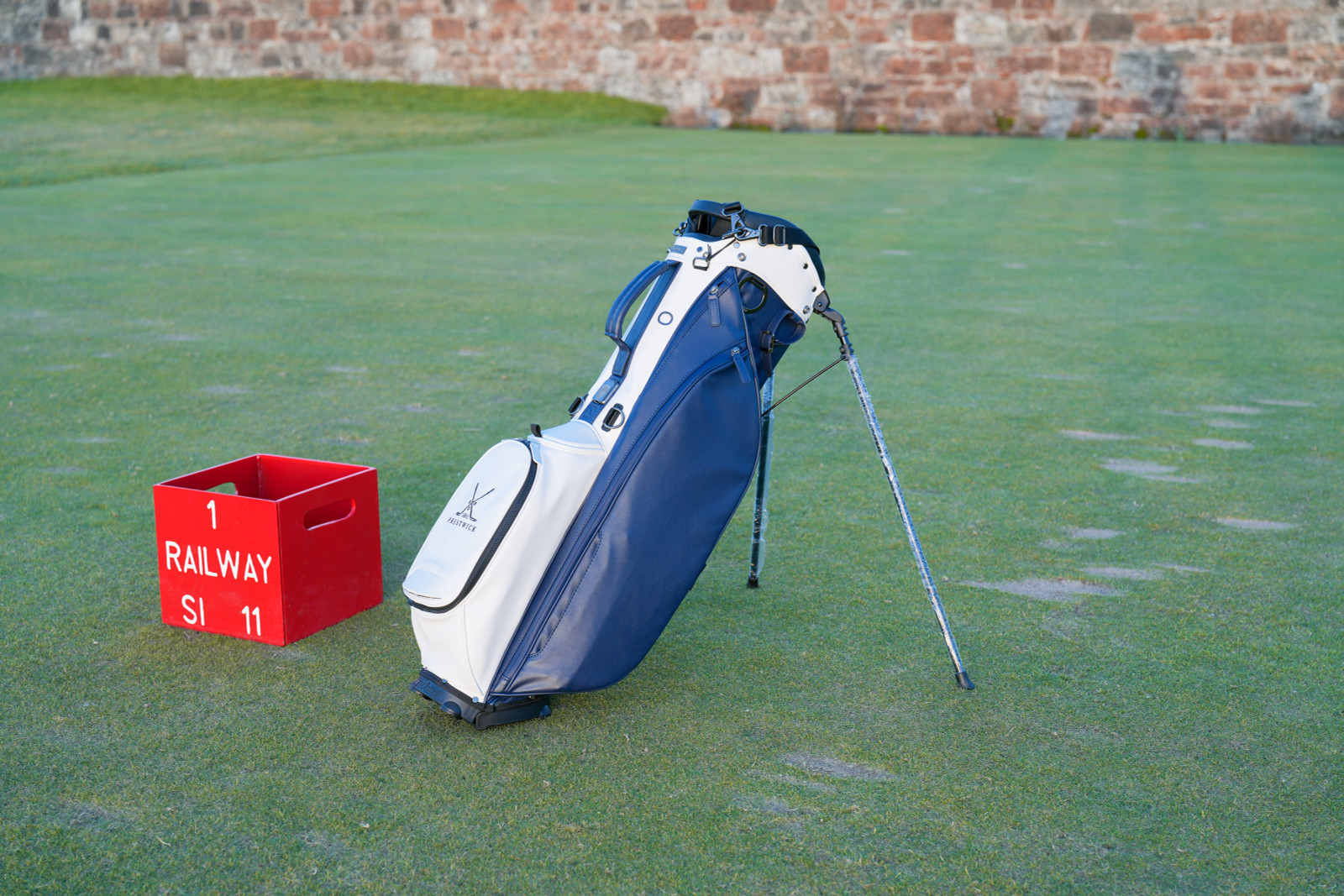 Titleist LinksLegend Golf Bag - White/Navy 2 tone