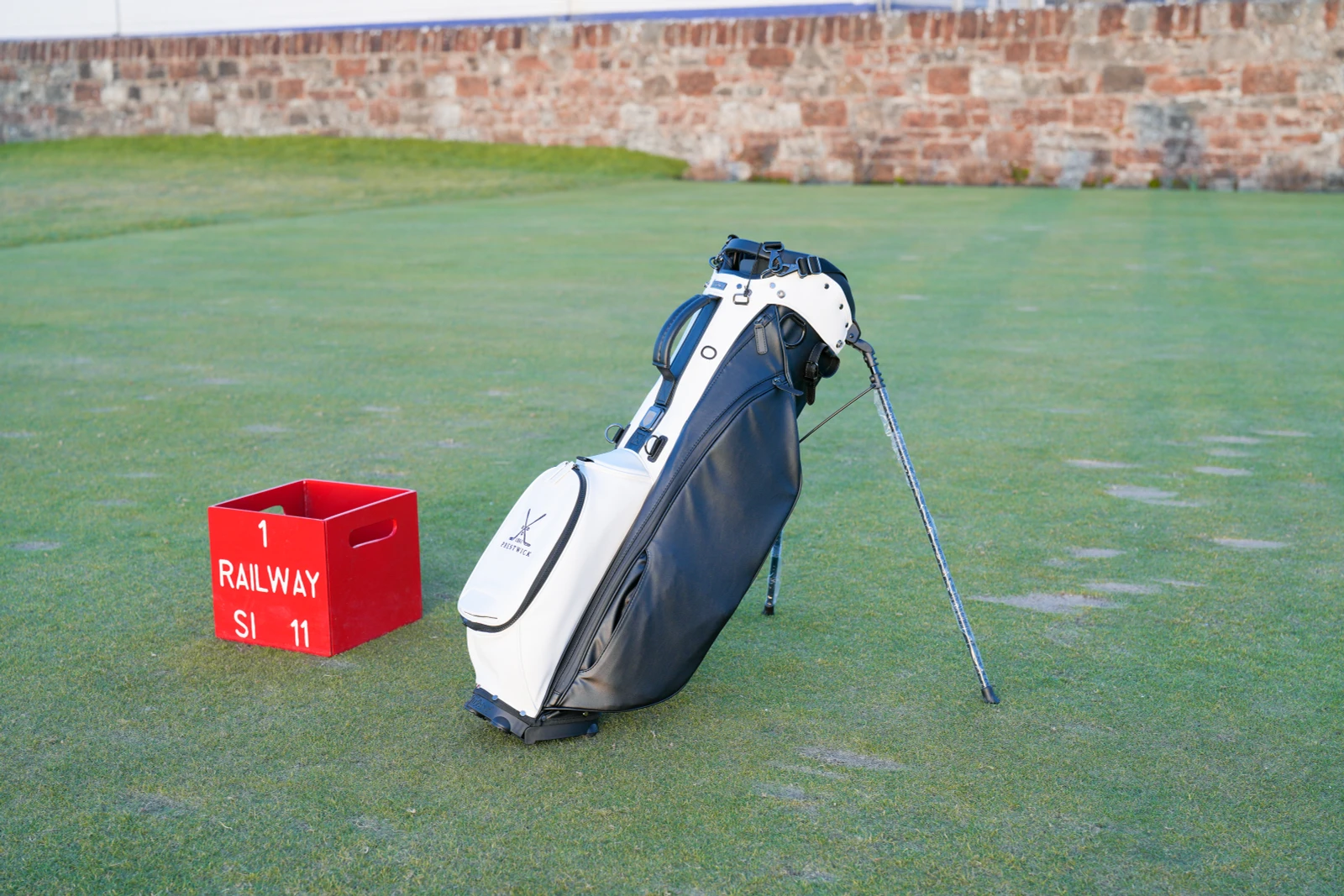 Titleist LinksLegend Golf Bag - White/Black 2 tone
