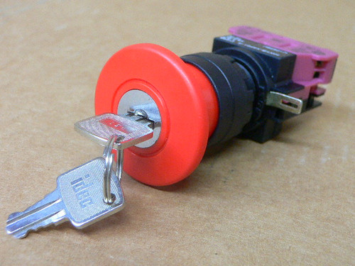 IDEC HW1B-X4F01-R PUSHBUTTON E-STOP PLASTIC BEZEL PUSHLOCK KEY RESET