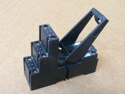 TELEMECANIQUE SCHNEIDER ELECTRIC RXZE2S108M RELAY SOCKET 12A 250V