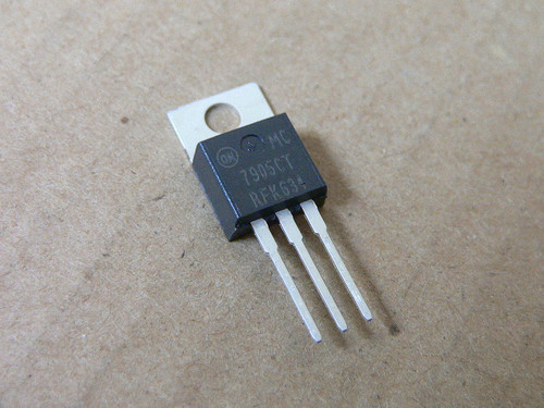 1pcs- MOTOROLA MC7905CT (7905) Transistor - TO-220 Genuine