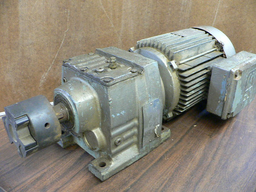 SEW EURODRIVE R47DT100L4 80.17.45715.1/1 GEAR MOTOR 5:1RATIO 346RPM 814LB-I