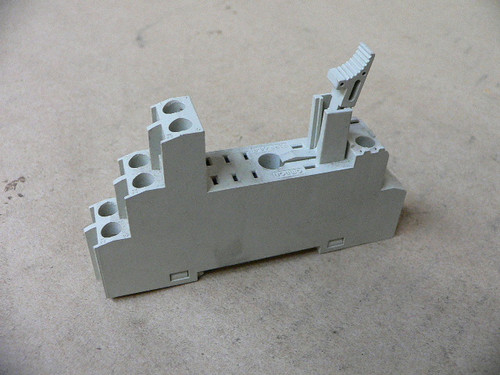 OMRON P2RF-08-E MAX 5A 250V RELAY SOCKET OMRON P2RF-08-E MAX 5A 250V RELAY SOCKET