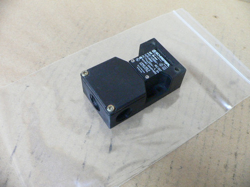 Schmersal AZ 16 ZVR Safety Interlock Switch with Actuating Key Schmersal AZ 16 ZVR Safety Interlock Switch with Actuating Key