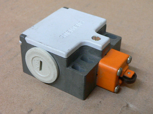 SIEMENS FURNAS ELECTRIC CO 3SE3-210-1D POSITION SWITCH 6AMP 230V SIEMENS FURNAS ELECTRIC CO 3SE3-210-1D POSITION SWITCH 6AMP 230V