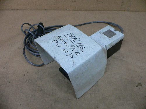 SIEMENS 3SE3903-1AA20 FOOT PEDAL SWITCH W/GUARD TOP & SIDE 6 AMP 400VAC 2NO 2NC