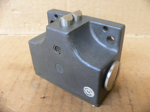 Euchner SN02D12-502 C1688 2-Plunger Mechanical Limit Switch 10A