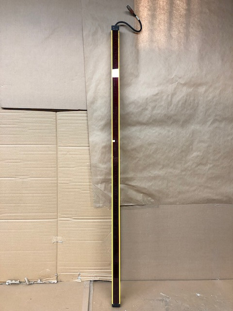 Sti MS46LR-30-1215-Q1-R-NC-FP-DE1, PN:70158-1560. 24vdc Light Screen Receiver