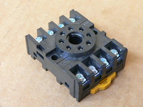 OMRON PF083A 8 PIN RELAY SOCKET DIN RAIL MOUNT