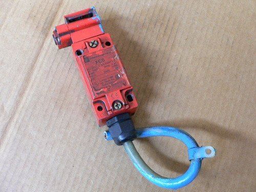 TELEMECANIQUE XCS-B703 RED SAFETY INTERLOCK SWITCH (USED)