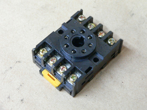 YOUNG INDUSTRIES DS-8-A DS8A RELAY SOCKET 8PIN OCTAL DIN RAIL MOUNT